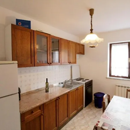 Πανσιόν Leo With Pool