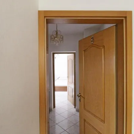 Leo With Pool Konukevi