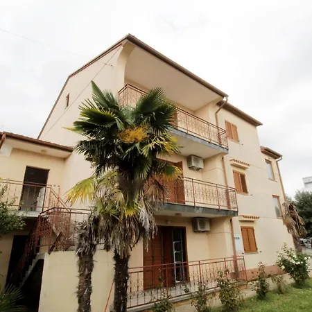 Leo With Pool 招待所