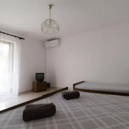 Leo With Pool 招待所 3*