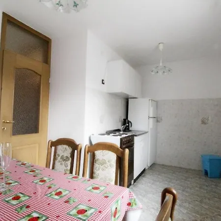 Leo With Pool 招待所 3*