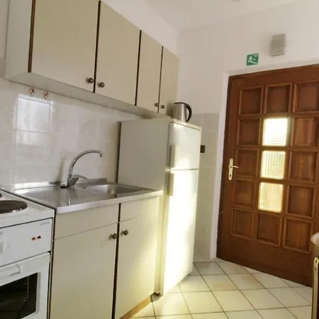 Leo With Pool 招待所