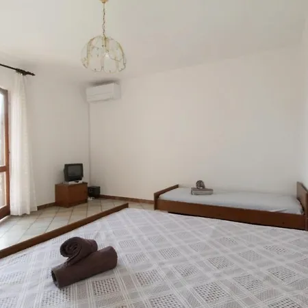 Leo With Pool 招待所 3*