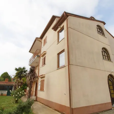 Leo With Pool Гостевой дом Умаг