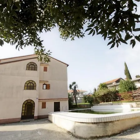 Leo With Pool 3* Умаг