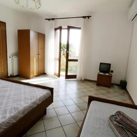 Leo With Pool Гостевой дом