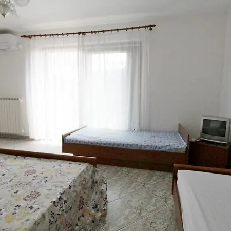 Leo With Pool Гостевой дом 3*