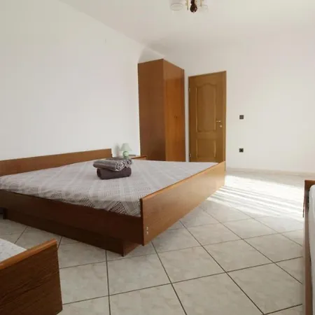 Guest house Leo With Pool 4*