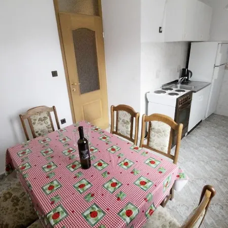 Leo With Pool Умаг